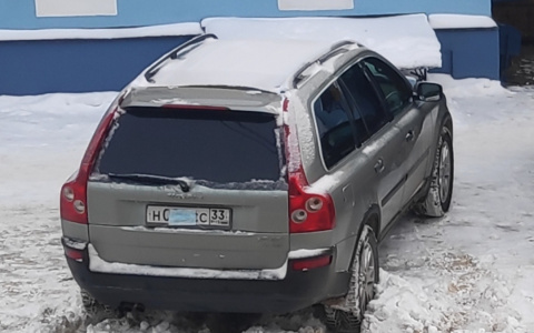 Владимирский водитель внедорожника спрятал номера под медицинской маской