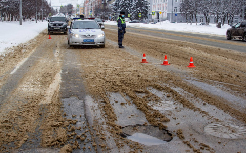 Яма в асфальте на Октябрьском проспекте: кто виноват?