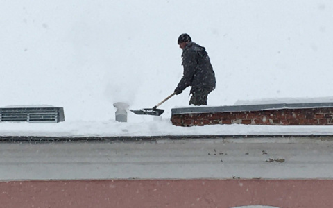 В центре города рабочий чистил снег с крыши без страховки