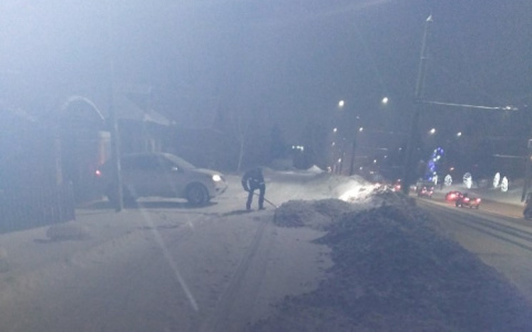 "Дорожники сваливают грязный снег с улицы нам под окна"