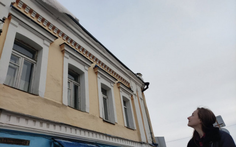Во Владимире ледяная глыба с крыши пролетела в сантиметре от девушки