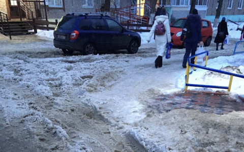 Коммунальщики объяснились по поводу ужасного состояния дорог во дворах