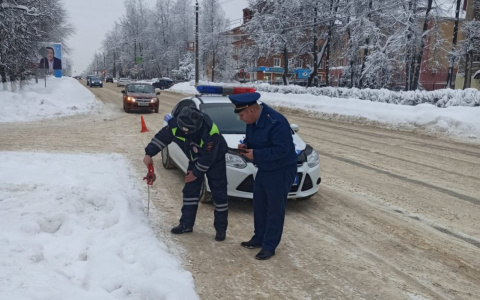 В Вязниках снег буквально складировали на остановках