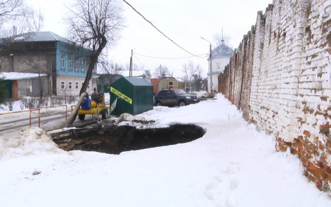 В Муроме у стен монастыря образовалась огромная яма