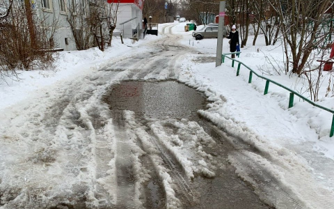 Во дворе на Пичугина из-за нечищенного снега застряла скорая