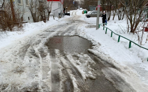 Обещали, но обманули. Почему коммунальщики так и не почистили двор на Пичугина