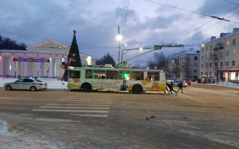Жители Владимира вручную передвигали троллейбус
