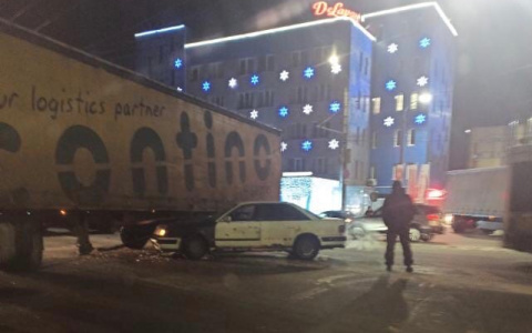 Легковушка залетела под фуру возле хлебозавода