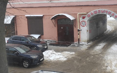 Владимирец припарковал внедорожник на тротуаре и замазал номер снегом