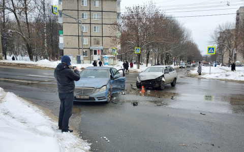 Во Владимире на перекрёстке жестко столкнулись 2 легковушки