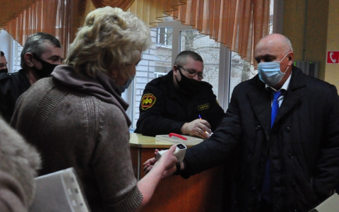 Шохин пригрозил директорам, которые продолжат сбор денег с родителей на охрану