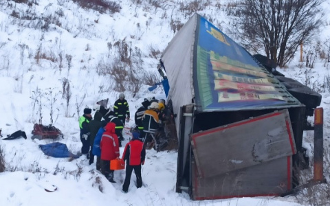 Под Владимиром фура опрокинулась на легковушку