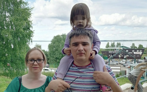 Владимирская семья расчистила подъезд к дому пенсионерки из Петушков
