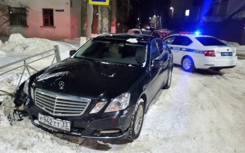 Водитель на Мерседесе снёс забор во дворе дома