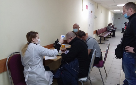 Во Владимире ежедневно прививку от коронавируса делают около 400 человек