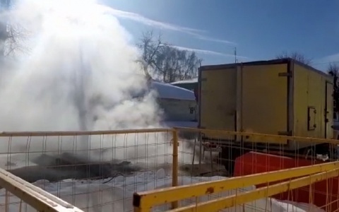 Прорыв теплотрассы на Луначарского: как дети посещают школу и сад без отопления?