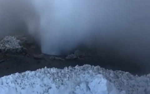 Авария во Владимире: на улице Вокзальная забил фонтан из кипятка