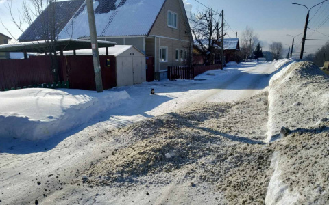 Снегоуборочная техника снова заваливает грязью подходы к частным домам