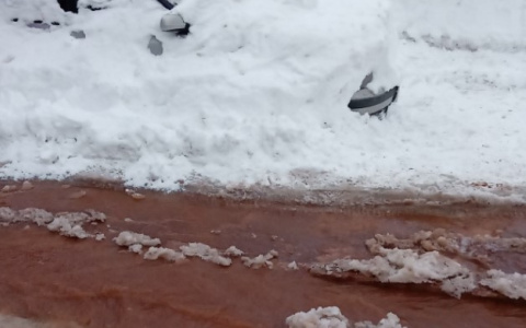 Авария на трубах на улице Горького. Реки дотекли до РТС