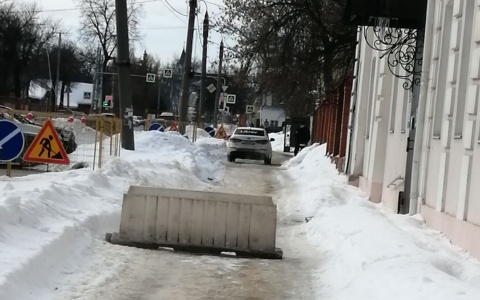 Автохамы объезжают перекрытую улицу Луначарского по тротуару