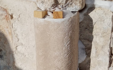 Собор 13 века в Суздале подпирают деревянные колышки