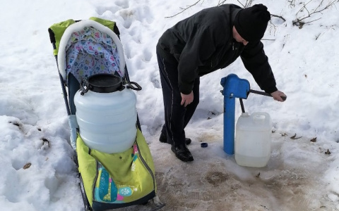 В 21 веке владимирцы ходят за водой с санками и колясками