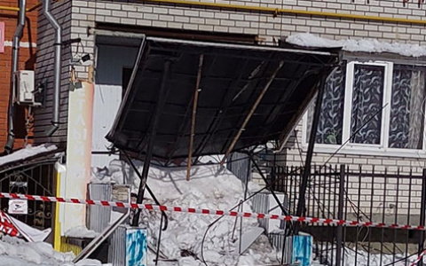 Во Владимире под тяжестью снега рухнул козырек подъезда