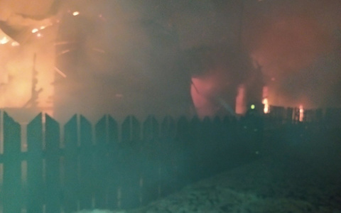 Все спали, когда услышали треск пожара: из-за сигареты сгорел дом на 2 семьи