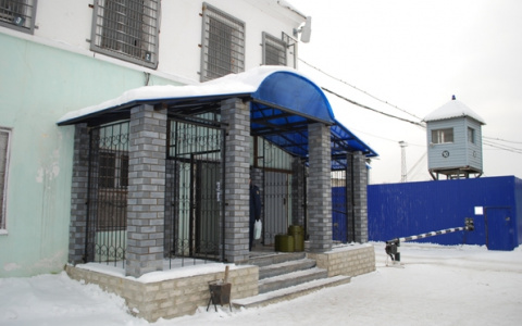 Сотрудник тюрьмы получил от заключенных более 100 тысяч рублей