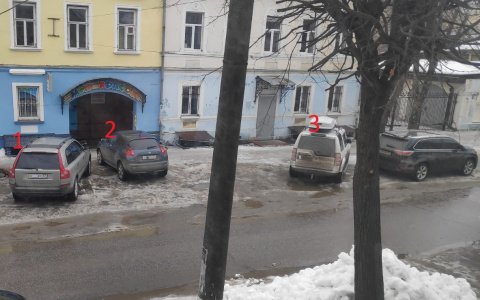 Сразу три машины с закрытыми номерами припарковались на тротуаре в центре Владимира
