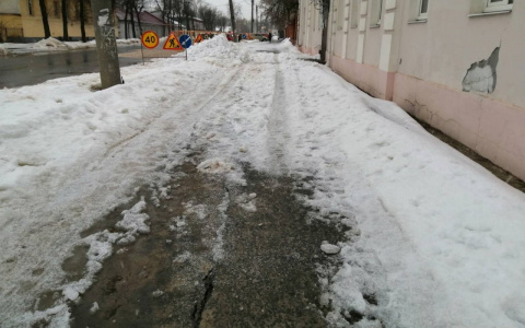 Во Владимире скинули снег с крыши Росреестра и оставили сугробы на тротуаре