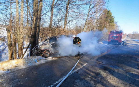 Гусевские ЧП: на трассе полностью сгорел автомобиль, а в городе сгорел цех