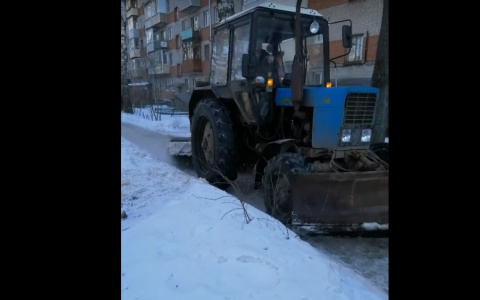 "Мартышкин труд": на улице Михайловской трактор подметает лед
