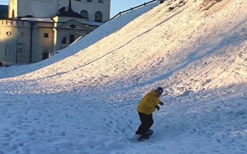 Сноубордист из Владимира спустился на доске с Козлова вала