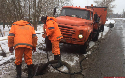 Во Владимире 40 рабочих расчищают ливневки