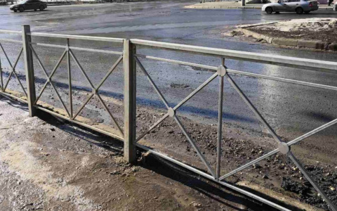 Дорожники восстанавливают элементы обустройства дорог