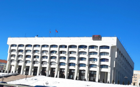 Белый дом разваливается: с фасада осыпается штукатурка