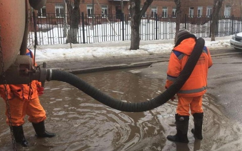 С улиц Владимира активно откачивают талые воды