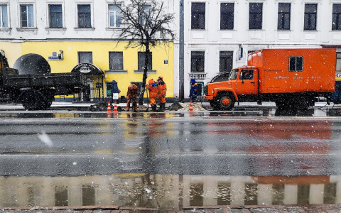 В центре Владимира работники "Владимирводоканала" ведут работы на дороге