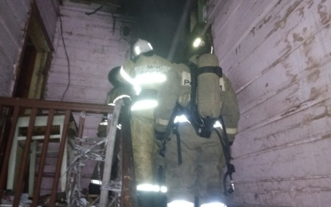 В Кольчугине полностью выгорела кваритира в старом деревянном доме