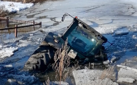 В Суздальском районе трактор с навозом провалился под лёд