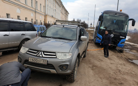 Во Владимире туристский автобус застрял прямо у музея-заповедника