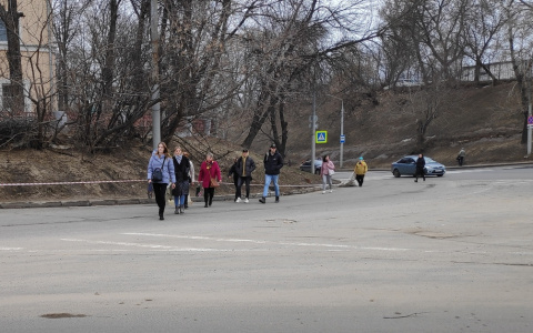 Пешеходы в самом центре города вынуждены шагать по проезжей части