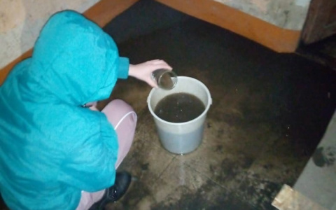 Дети в Юрьев-Польском вычерпывают воду из подтопленного подъезда