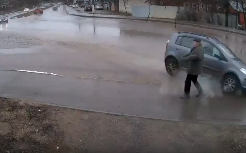 Пожилой пешеход едва не оказался под колесами вылетевшей на тротуар легковушки