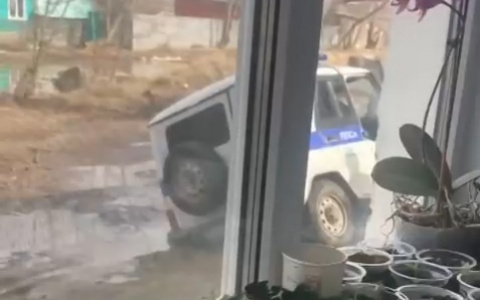 В Коврове в грязной каше утонул полицейский УАЗ