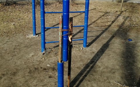 В Коврове в парке спортивный турник отремонтировали тяп-ляп