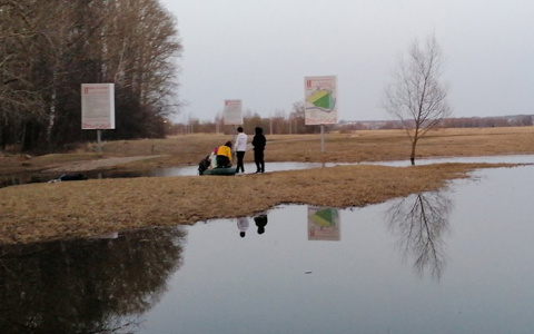 "100 рублей туда - обратно бесплатно". Мальчишки организовали платную переправу к храму Покрова на Нерли