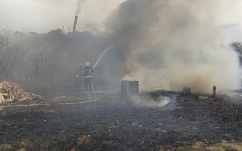 Сосед погибшей на пожаре: "Она бросилась в дачный домик спасать свои вещи!"
