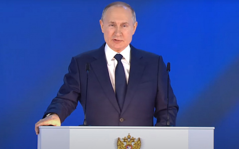 Владимир Путин поручил правительству обеспечить выплату школьникам в 10 000 рублей